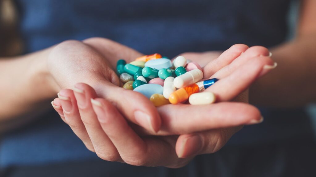 Interação Medicamentosa com Cannabis: Entenda os Riscos, Cuidados e Como o Mais Alívio Pode Ajudar