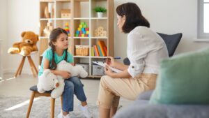 Ecolalia, seletividade alimentar e estereotipias: entenda como oferecer suporte no autismo