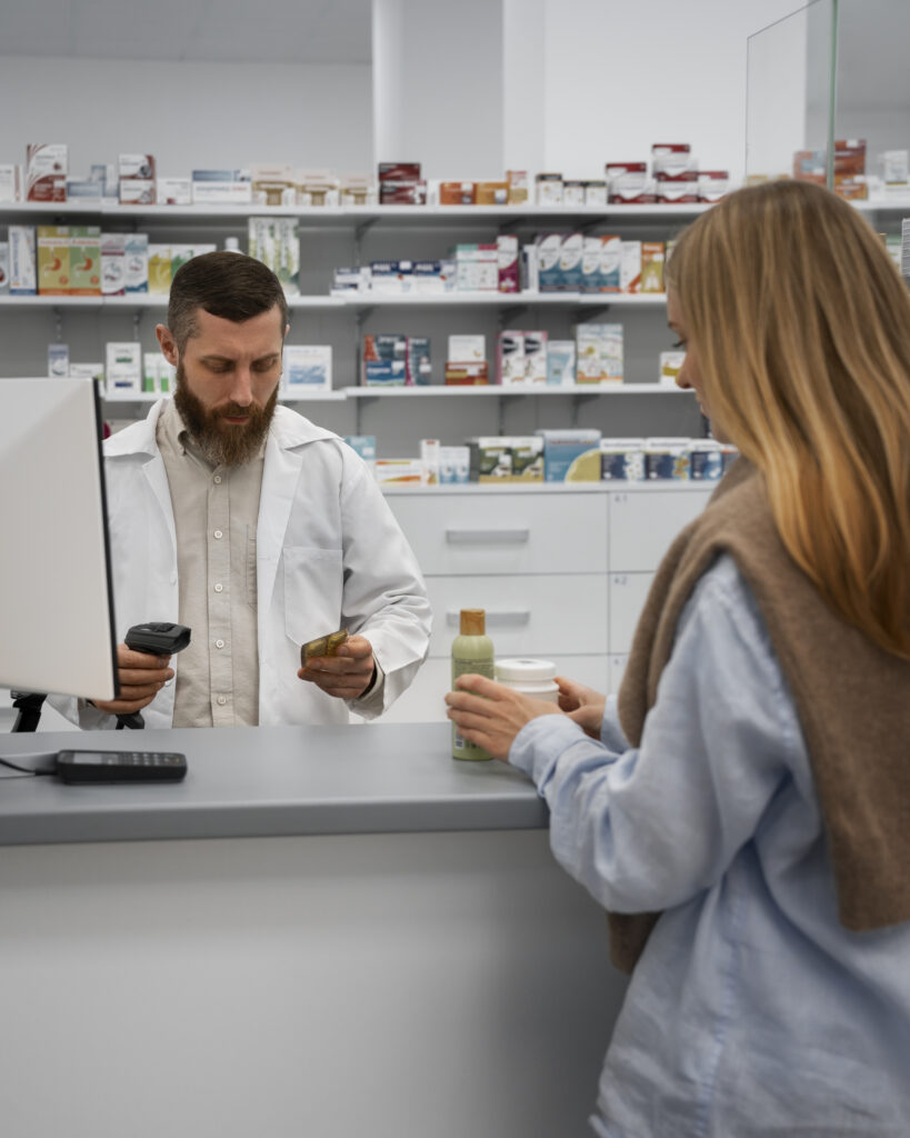 Farmacêutico auxilia uma mulher na compra de produtos à base de Cannabis em uma farmácia especializada.