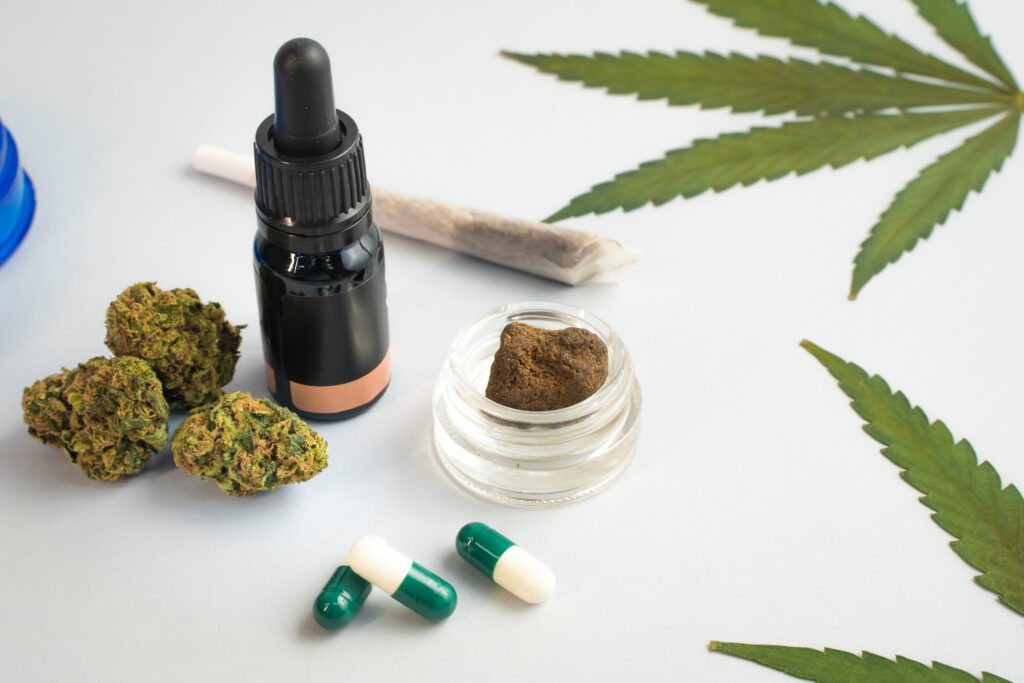 Sobre uma mesa, vemos diferentes formulações da cannabis medicinal, com concentrações e princípios ativos diversos.