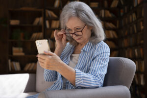 Mulher de meia-idade usando um aplicativo na biblioteca.