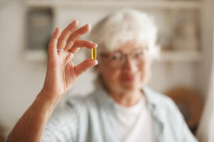 Paciente idosa adotando o uso de Cannabis medicinal para o tratamento da demência.