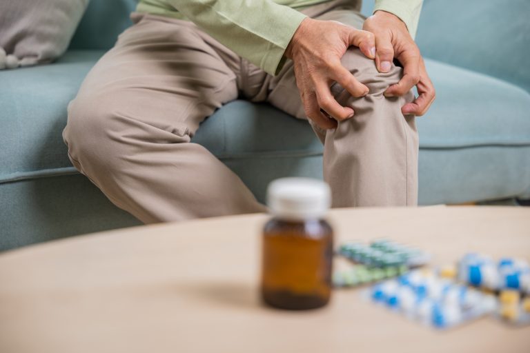 Pessoa fazendo o tratamento para fibromialgia com interrupções.