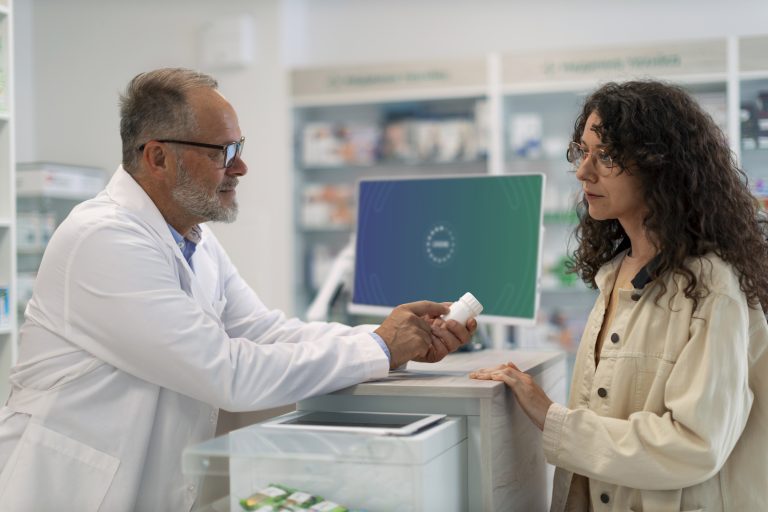 Farmacêutico dá instruções para evitar a interação medicamentosa.