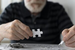 Homem idoso fazendo exercícios para prevenir o Alzheimer.