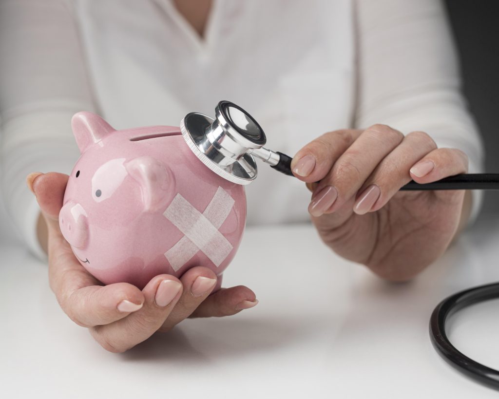 Cofre em formato de porquinho indicando os custos do tratamento com canabidiol.