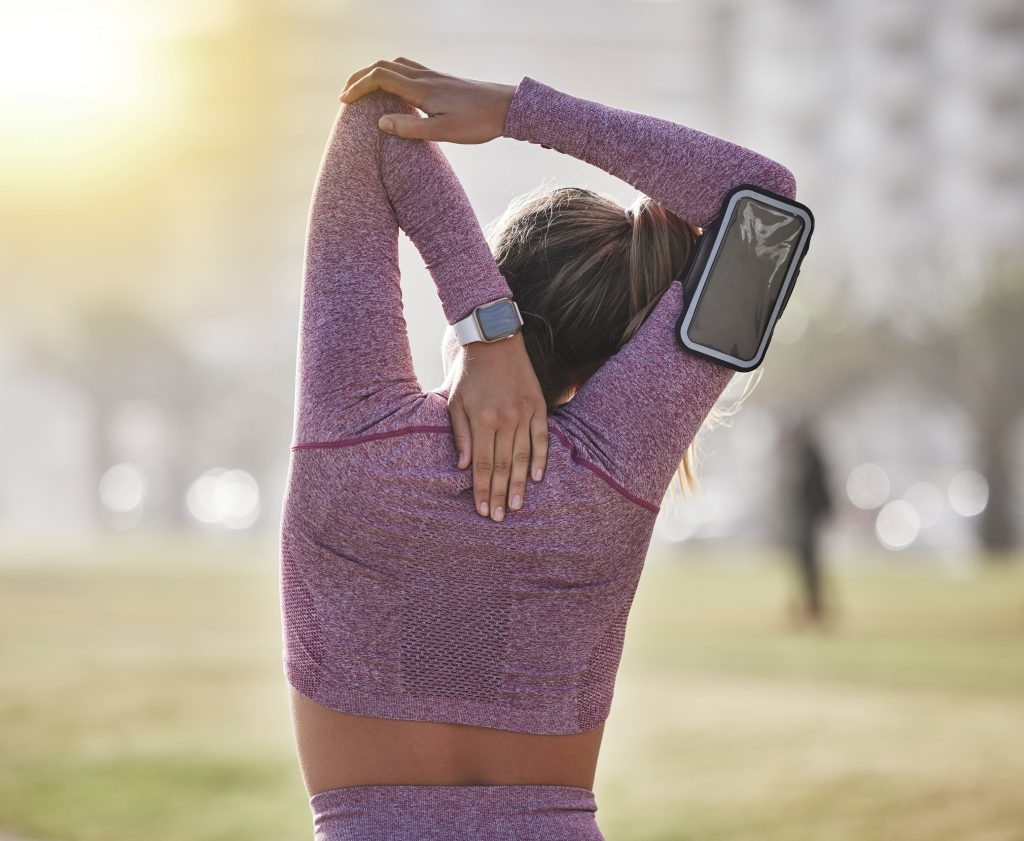 Mulher fazendo exercícios físicos para diminuir os riscos do tratamento da fibromialgia.